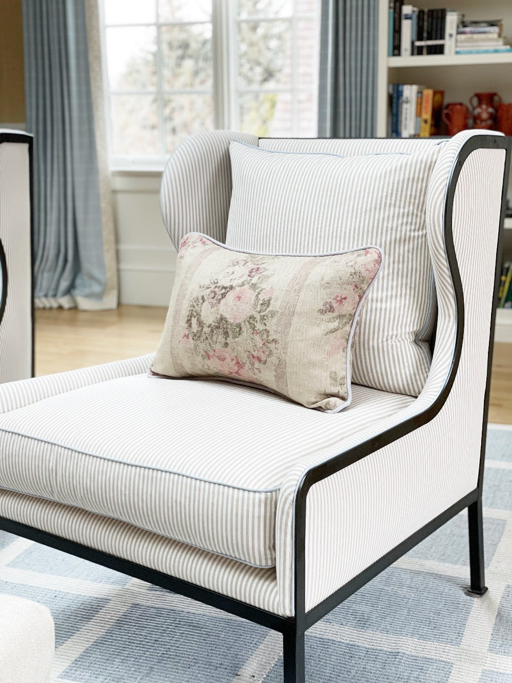 Taylor accent chair with accent outlet pillow